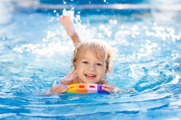 Kind schwimmt